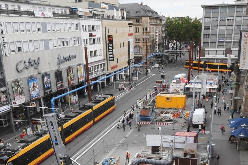 Europaplatz in Karlsruhe (Symbolbild): Am Mittwochmorgen wurde dort ein herrenloser Koffer gefunden.