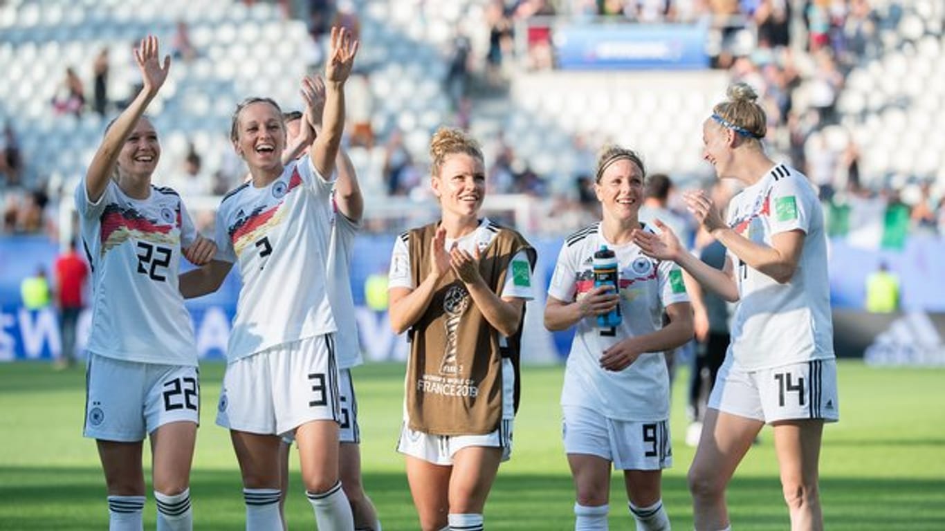 Deutschlands Fußball-Frauen auch nach dem Spiel gegen Schweden Grund zum Jubel haben.