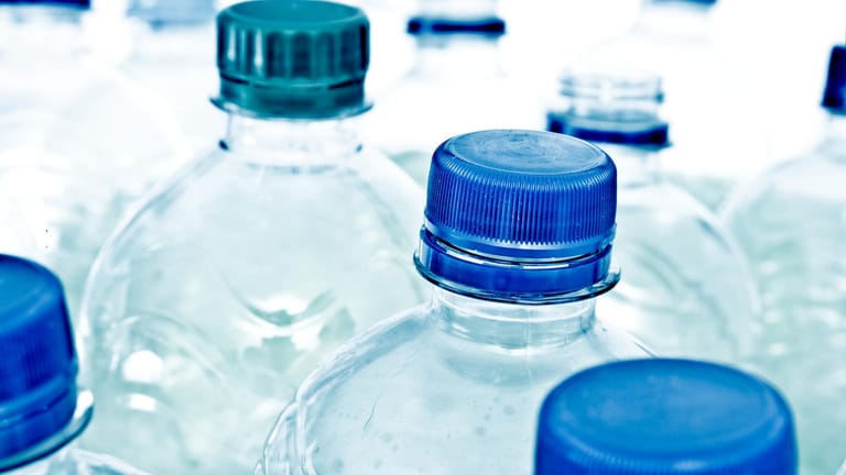 Wasser in Flaschen: Stilles Mineralwasser enthält keine Kohlensäure. Das macht es anfälliger für Keime.