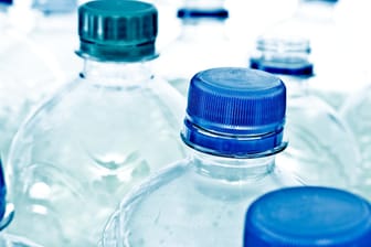 Wasser in Flaschen: Stilles Mineralwasser enthält keine Kohlensäure. Das macht es anfälliger für Keime.