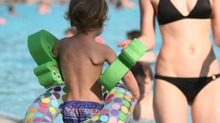 Vor dem Spaß im Freibad müssen Kinder außreichend mit Sonnenschutz eingecremt werden.