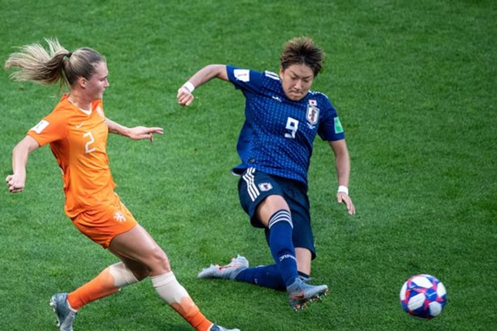Desiree Van Lunteren aus den Niederlanden (l) im Zweikampf mit Japans Yuika Sugasawa.