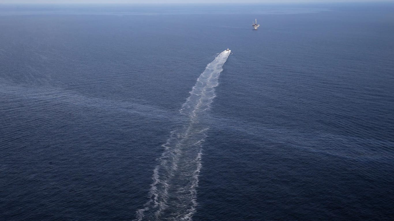 Luftaufnahme aus dem Jahr 2015: Ein Versorgungsschiff fährt zu einer Öl-Plattform. An der Meeresoberfläche ist ein Ölschleier zu erkennen.