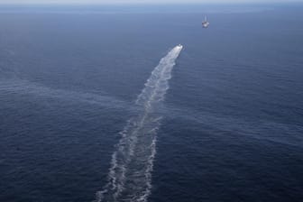 Luftaufnahme aus dem Jahr 2015: Ein Versorgungsschiff fährt zu einer Öl-Plattform. An der Meeresoberfläche ist ein Ölschleier zu erkennen.