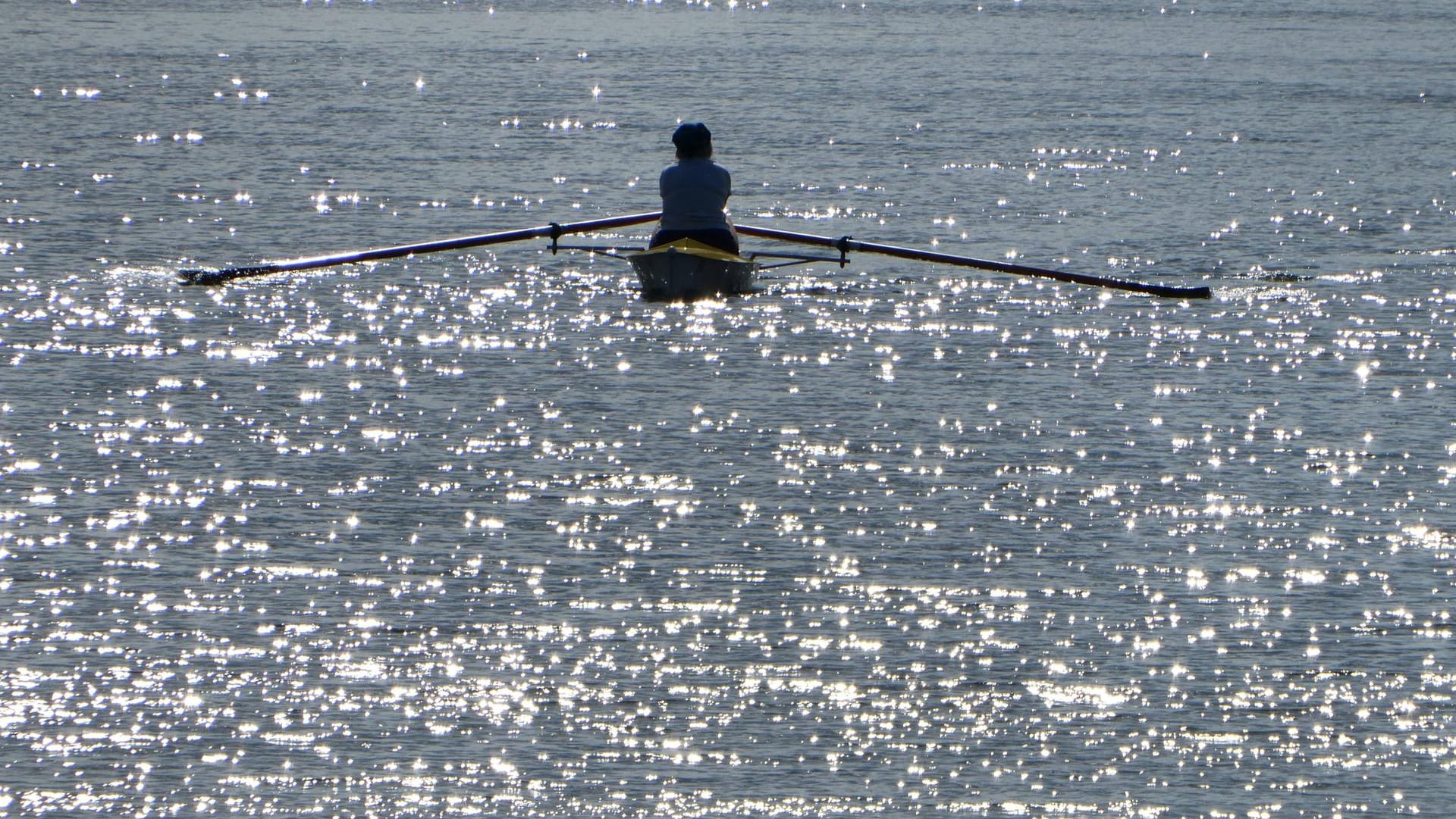 Boot auf einem Baggersee: Im Landkreis Rotenburg ist ein Mann ertrunken. (Symbolbild)