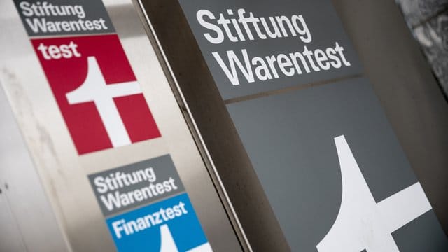 Logo von Stiftung Warentest: Die Stiftung Warentest hat 36 Kühl-Gefrierkombinationen untersucht.