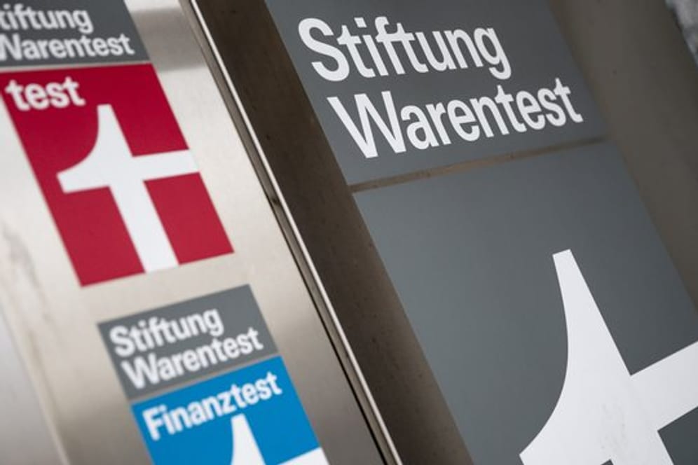Logo von Stiftung Warentest: Die Stiftung Warentest hat 36 Kühl-Gefrierkombinationen untersucht.