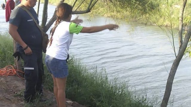 Die Ehefrau zeigt einem mexikanischen Beamten die Stelle, wo ihr Mann und ihre fast zweijährige Tochter beim Überqueren des Rio Grande verschwunden sind. Die Ehefrau zeigt einem mexikanischen Beamten die Stelle, wo ihr Mann und ihre fast zweijährige Tochter beim Überqueren des Rio Grande verschwunden sind.