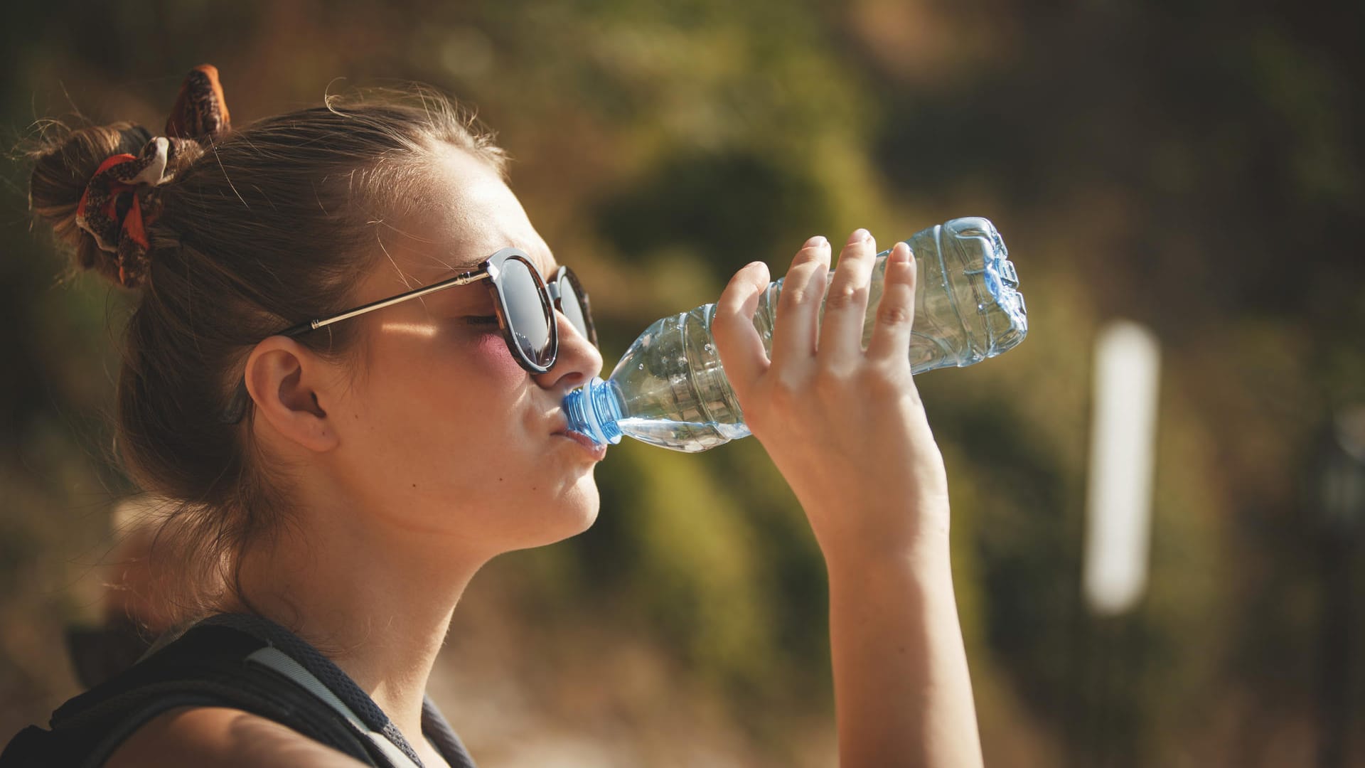 Wasser trinken: Bei hohen Außentemperaturen sollten Sie besonders viel Flüssigkeit aufnehmen.