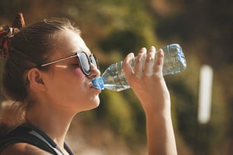 Wasser trinken: Bei hohen Außentemperaturen sollten Sie besonders viel Flüssigkeit aufnehmen.
