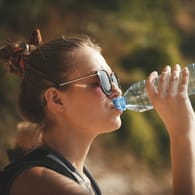 Wasser trinken: Bei hohen Außentemperaturen sollten Sie besonders viel Flüssigkeit aufnehmen.