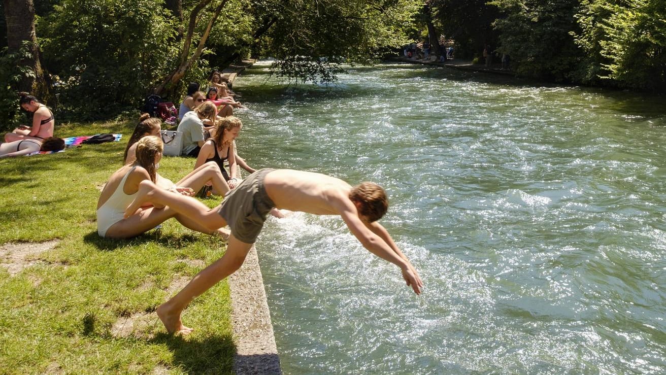 Kopfsprung in die Isar: In München ist die städtische Badekleidungsverordnung zum Politikum geworden. (Archivbild)