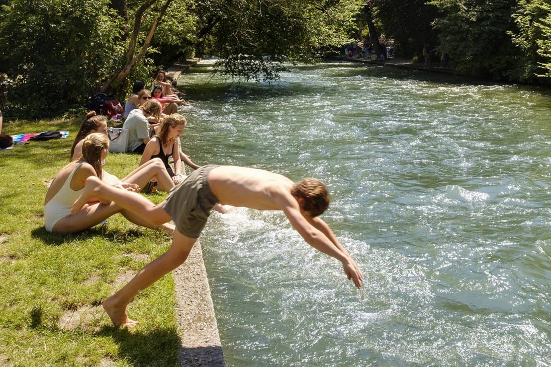 Kopfsprung in die Isar: In München ist die städtische Badekleidungsverordnung zum Politikum geworden. (Archivbild)