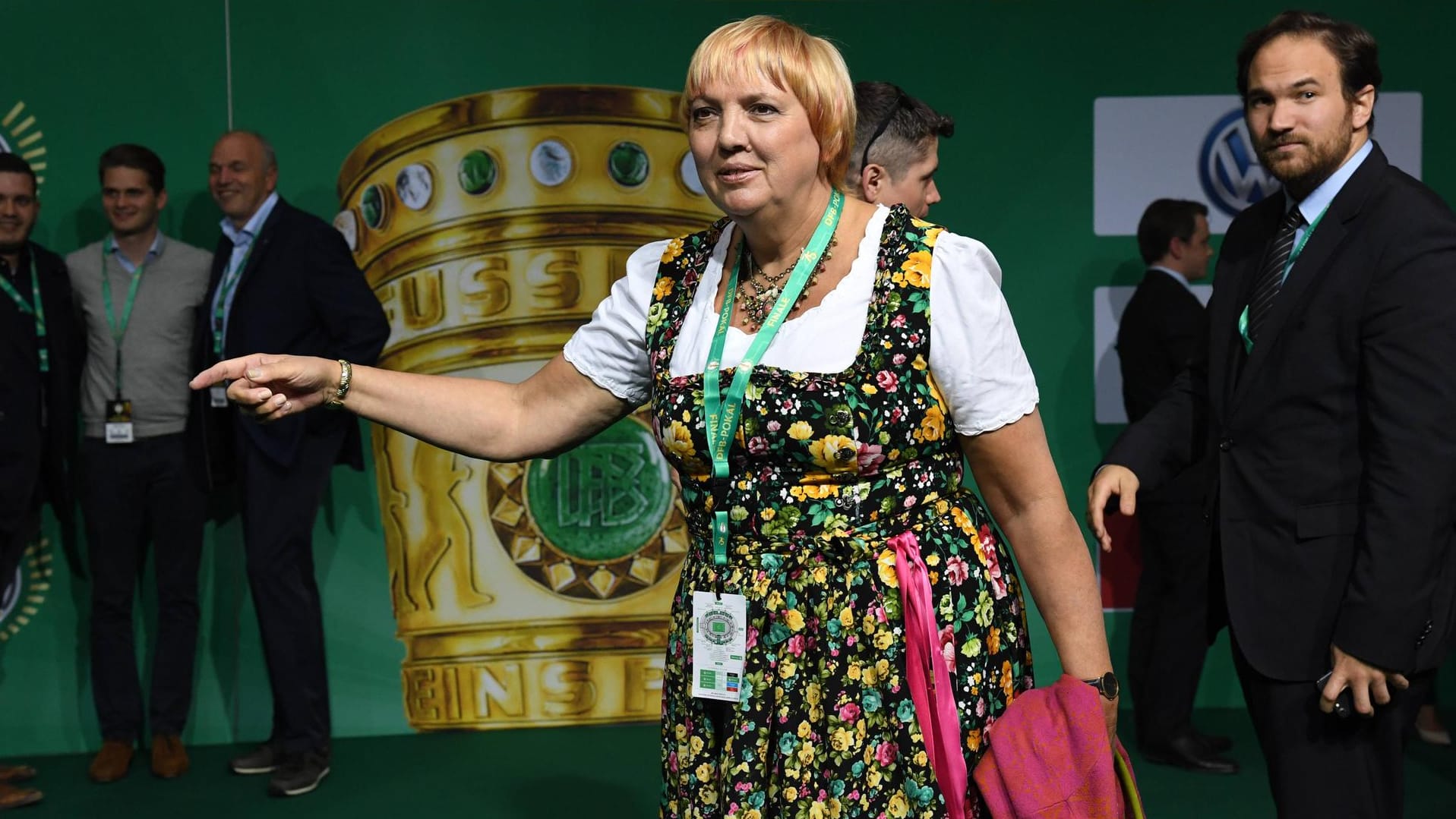 Politikerin beim Fußball: Claudia Roth besuchte das DFB-Pokalfinale 2018 in Berlin. Politikerin beim Fußball: Claudia Roth besuchte das DFB-Pokalfinale 2018 in Berlin.