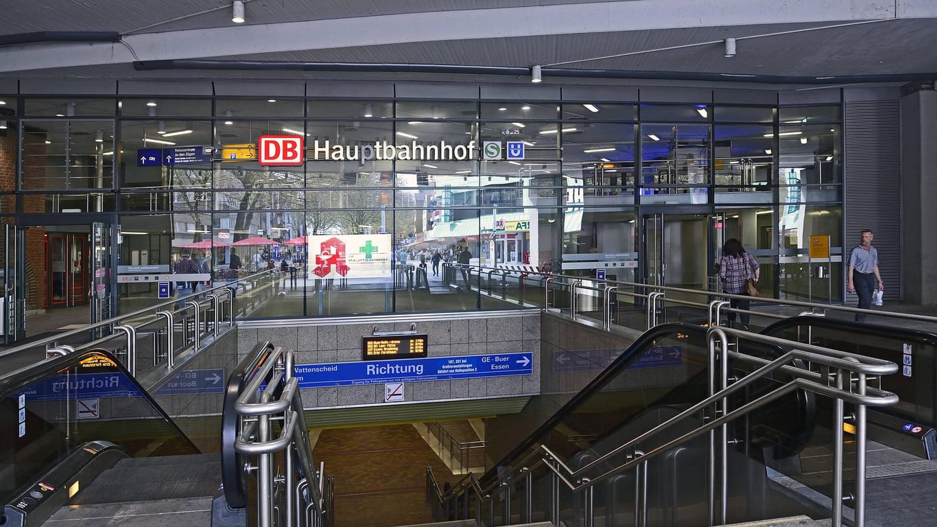 Gelsenkirchen Hauptbahnhof: Zwei betrunkene Personen haben sich auf den Gleisen gestritten. (Archivbild)