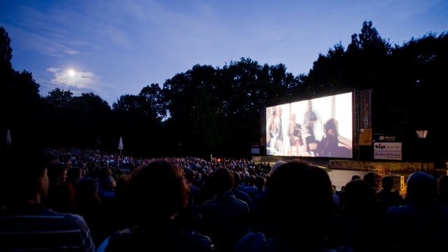 Das Freiluftkino im Berliner Friedrichshain (Archivbild): Der Eröffnungsfilm "Alle unsere Ängste" wird in Berlin-Friedrichshain gezeigt. Das Freiluftkino im Berliner Friedrichshain (Archivbild): Der Eröffnungsfilm "Alle unsere Ängste" wird in Berlin-Friedrichshain gezeigt.