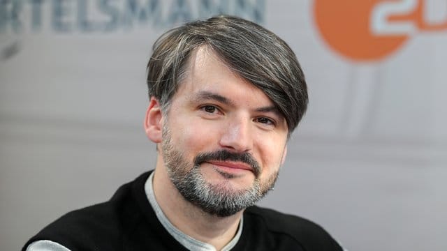 Saša Stanišić hat sich im Stil der "Feuerzangenbowle" in eine Abi-Prüfung geschmuggelt. Saša Stanišić hat sich im Stil der "Feuerzangenbowle" in eine Abi-Prüfung geschmuggelt.