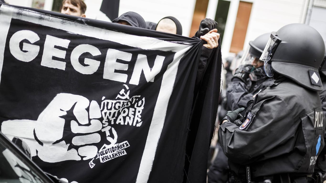 "Jugendwiderstand"-Mitglieder bei einer Demo: Die linksextreme Gruppierung soll sich aufgelöst haben.