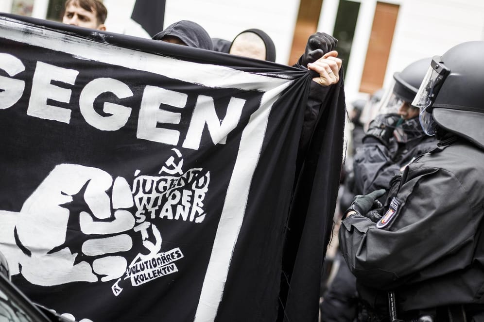 "Jugendwiderstand"-Mitglieder bei einer Demo: Die linksextreme Gruppierung soll sich aufgelöst haben.