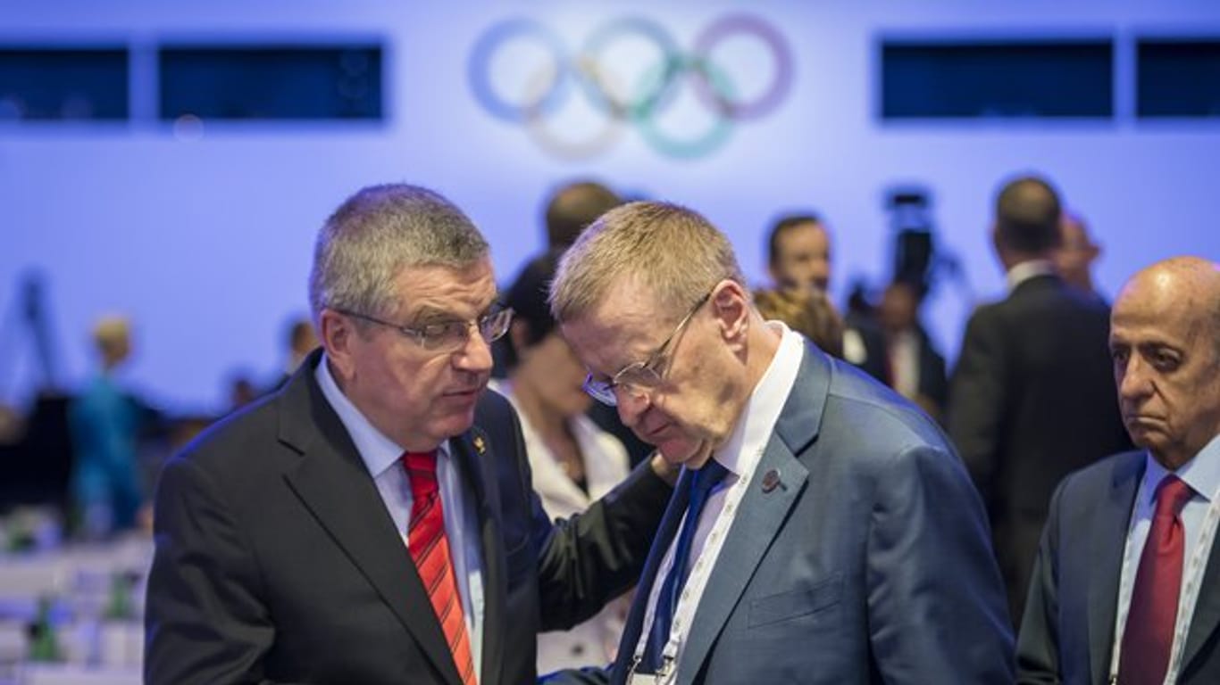IOC-Präsident Thomas Bach (l) spricht mit John Coates, IOC-Mitglied aus Australien.