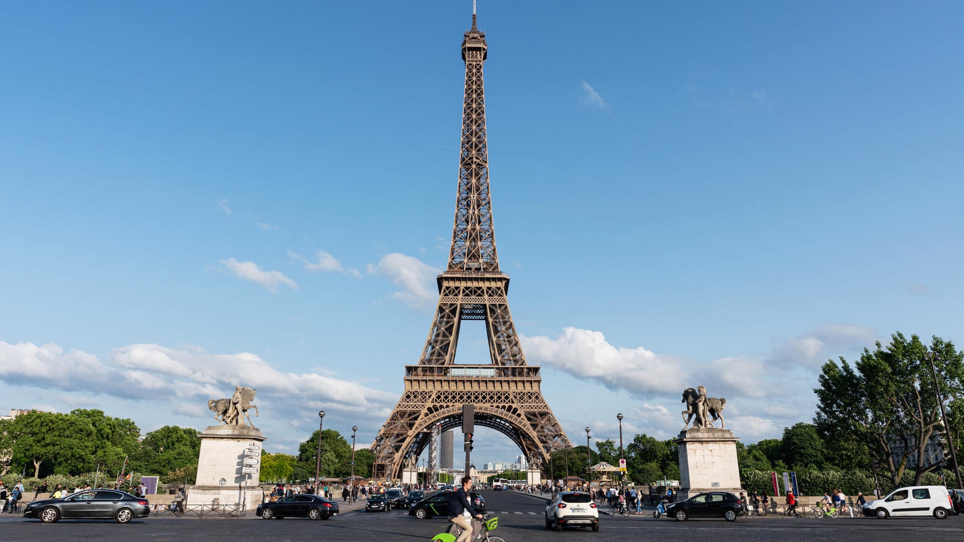 Eiffelturm mit Autos: Wegen hoher Ozonbelastung ist der Autoverkehr in der Region der Millionenmetropole Paris stark eingeschränkt. (Symbolbild)