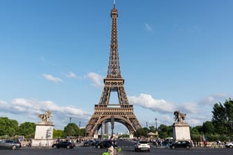 Eiffelturm mit Autos: Wegen hoher Ozonbelastung ist der Autoverkehr in der Region der Millionenmetropole Paris stark eingeschränkt. (Symbolbild)