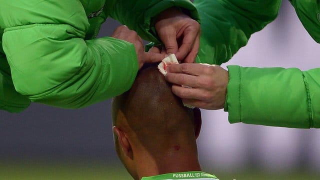 Ein Spieler wird am Hinterkopf verarztet. Ein Spieler wird am Hinterkopf verarztet.