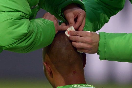 Ein Spieler wird am Hinterkopf verarztet.