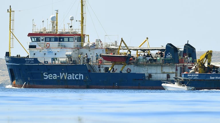 Die "Sea Watch 3": Das Rettungsschiff mit Dutzenden Geflüchteten an Bord darf nicht in Italien anlegen.