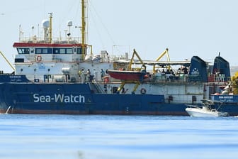 Die "Sea Watch 3": Das Rettungsschiff mit Dutzenden Geflüchteten an Bord darf nicht in Italien anlegen.