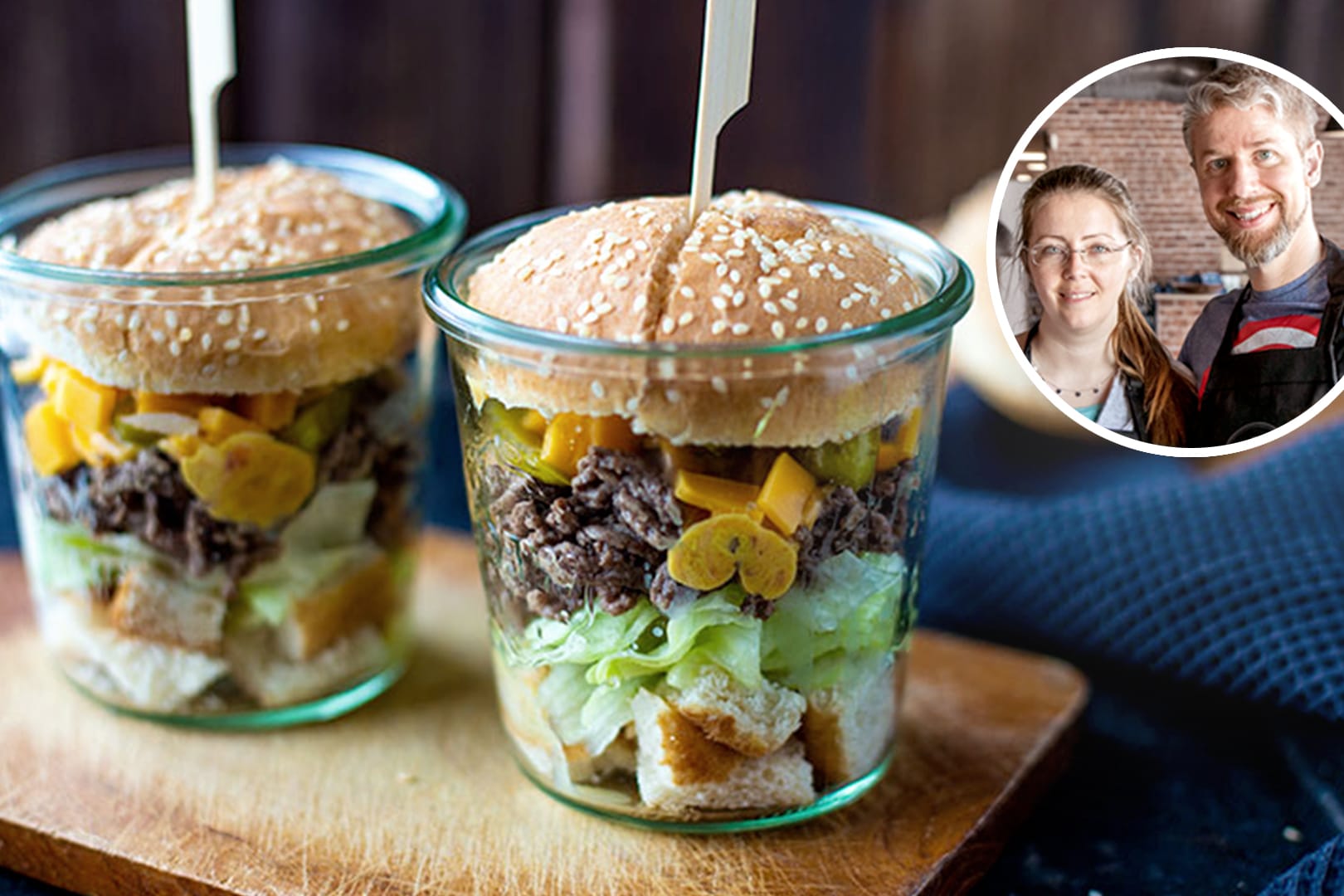 Burger im Glas: Wenn er über Nacht im Kühlschrank ziehen kann, schmeckt er am nächsten Tag noch besser.