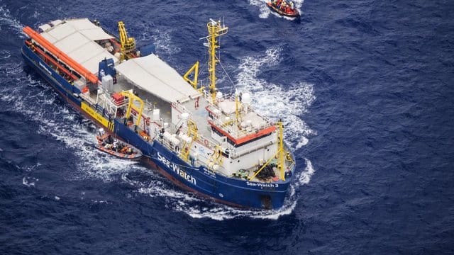 Die "Sea-Watch 3" hatte vor zwei Wochen insgesamt 53 Migranten vor Libyen gerettet, bekam aber keine Anlegeerlaubnis in einem europäischen Hafen. Die "Sea-Watch 3" hatte vor zwei Wochen insgesamt 53 Migranten vor Libyen gerettet, bekam aber keine Anlegeerlaubnis in einem europäischen Hafen.