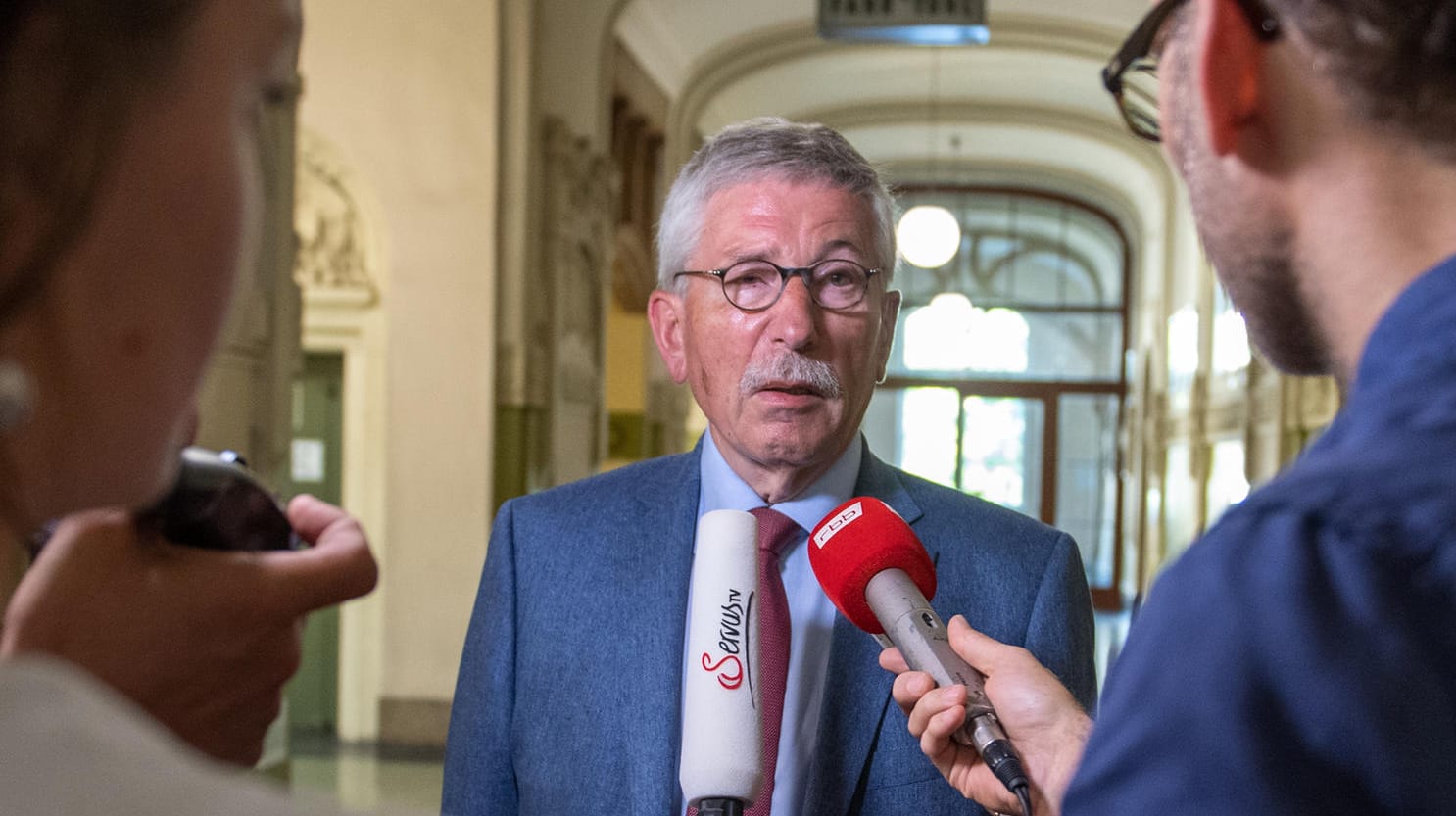 In der SPD umstritten: Thilo Sarrazin im Gespräch mit Journalisten im Rathaus Charlottenburg.