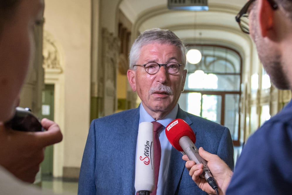 In der SPD umstritten: Thilo Sarrazin im Gespräch mit Journalisten im Rathaus Charlottenburg.