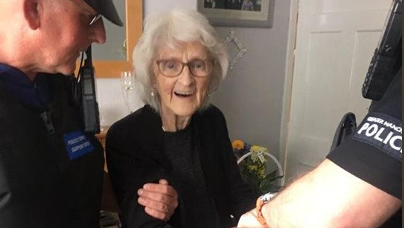 Oma wird abgeführt: Das hatte sich die 93-jährige Josie von der Polizei gewünscht.