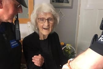 Oma wird abgeführt: Das hatte sich die 93-jährige Josie von der Polizei gewünscht.