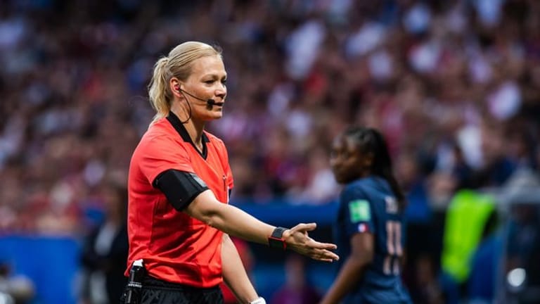 Schiedsrichterin Bibiana Steinhaus hat sich bei der WM der Frauen in Frankreich verletzt.
