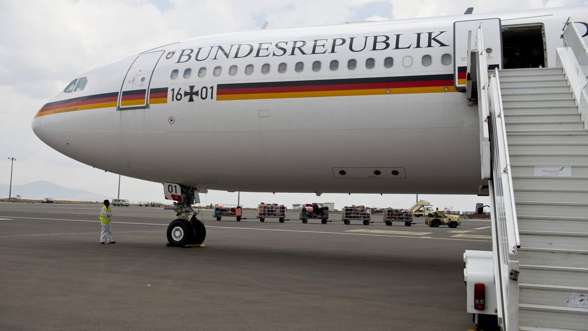 Der Airbus A340 "Konrad Adenauer" der Flugbereitschaft: Die Delegation von Angela Merkel fliegt aus Angst vor Pannen mit zwei Flugzeugen zum G20-Gipfel.