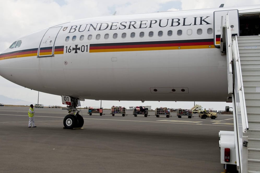 Der Airbus A340 "Konrad Adenauer" der Flugbereitschaft: Die Delegation von Angela Merkel fliegt aus Angst vor Pannen mit zwei Flugzeugen zum G20-Gipfel.