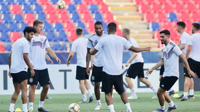 Training für das Halbfinale: Niemand in der deutschen U21-Mannschaft will die Rumänen unterschätzen. Training für das Halbfinale: Niemand in der deutschen U21-Mannschaft will die Rumänen unterschätzen.