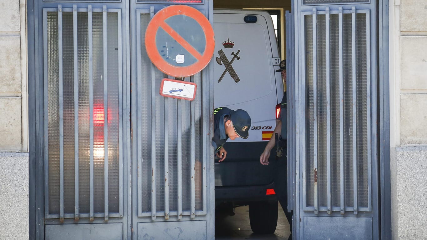Der Polizeiwagen mit dem verhafteten Soldaten fährt in ein Gerichtsgebäude in Sevilla ein: Der Mann aus der Delegation des brasilianischen Präsidenten Bolsonaro war auf dem Weg zum G20-Gipfeltreffen mit Kokain im Gepäck festgenommen worden.