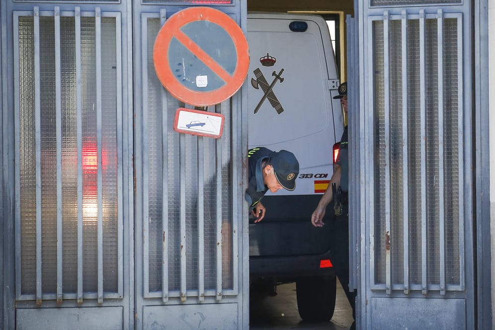 Der Polizeiwagen mit dem verhafteten Soldaten fährt in ein Gerichtsgebäude in Sevilla ein: Der Mann aus der Delegation des brasilianischen Präsidenten Bolsonaro war auf dem Weg zum G20-Gipfeltreffen mit Kokain im Gepäck festgenommen worden.