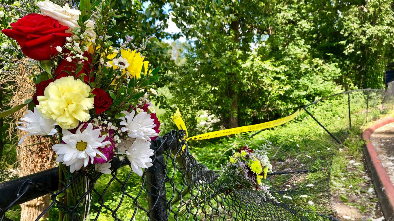 Washougal, USA: Anwohner haben an dem Unfallort Blumen hinterlassen.