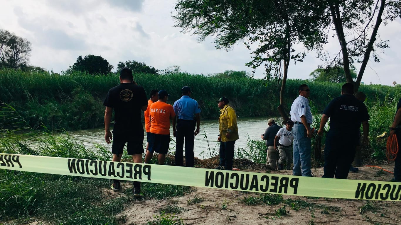 Mexikanische Beamte an der Fundstelle der beiden Todesopfer am Ufer des Rio Grande.
