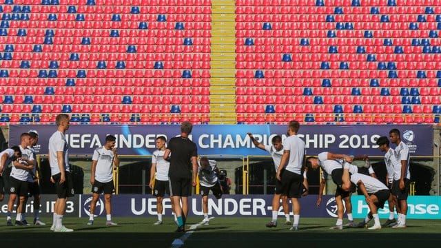 Die Spieler der deutschen U21 wollen durch einen Sieg über Rumäniens Überraschungsteam ins EM-Endspiel.