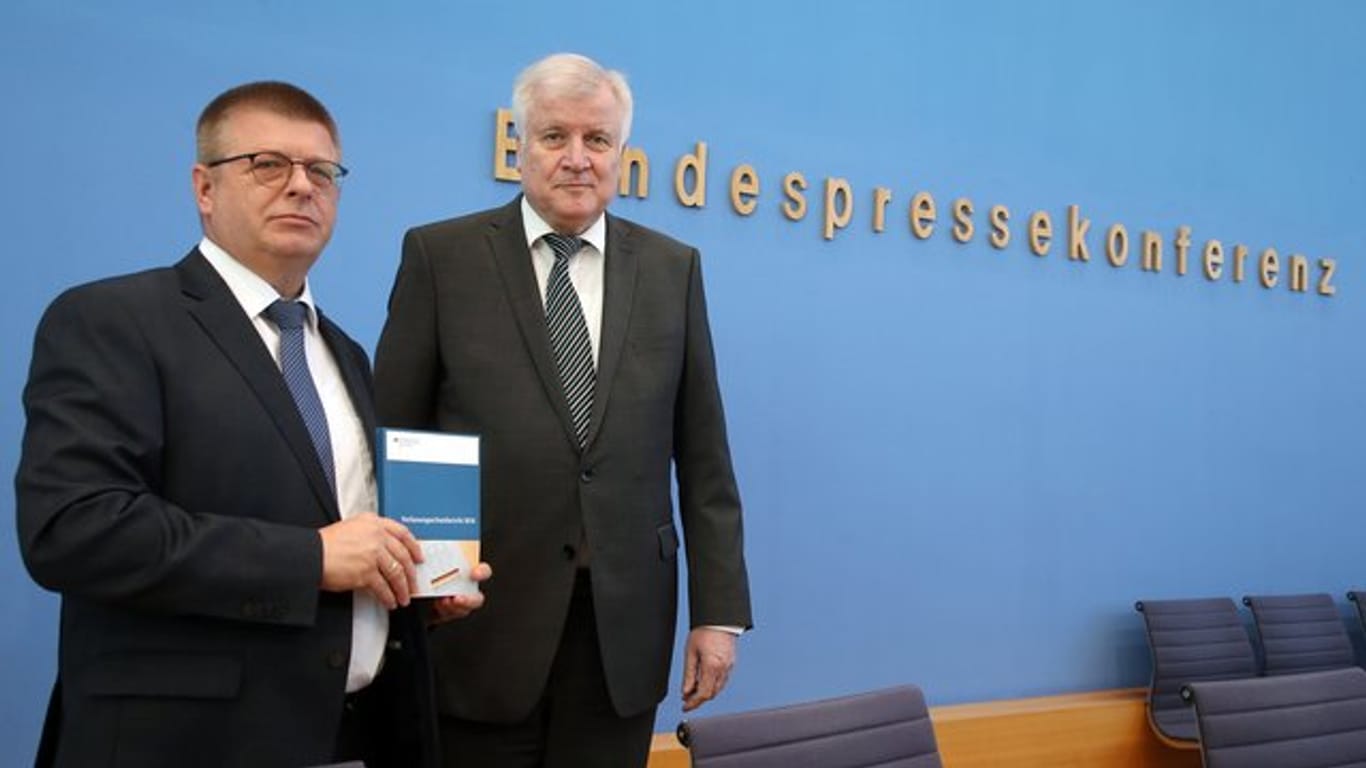 Innenminister Seehofer (r) und Verfassungsschutzpräsident Haldenwang stellen in Berlin den Verfassungsschutzbericht 2018 vor.