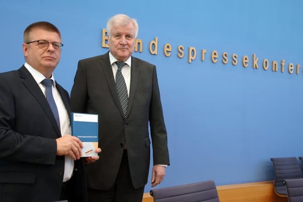Innenminister Seehofer (r) und Verfassungsschutzpräsident Haldenwang stellen in Berlin den Verfassungsschutzbericht 2018 vor.