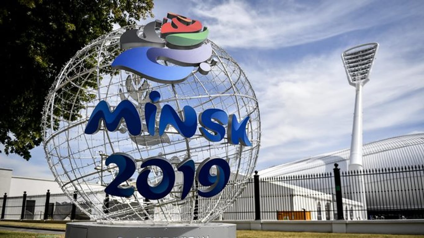 Das offizielle Logo der Europaspiele 2019 auf einer Kugel in Minsk.