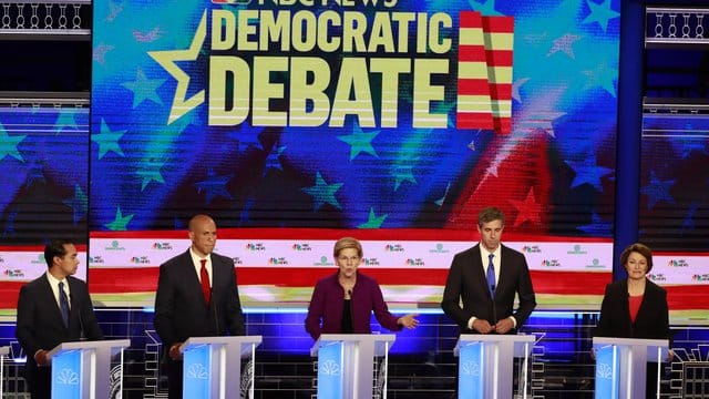 In Florida treten die ersten zehn demokratischen Kandidaten um die Präsidentschaftskandidatur in einer TV-Debatte gegeneinander an. In Florida treten die ersten zehn demokratischen Kandidaten um die Präsidentschaftskandidatur in einer TV-Debatte gegeneinander an.