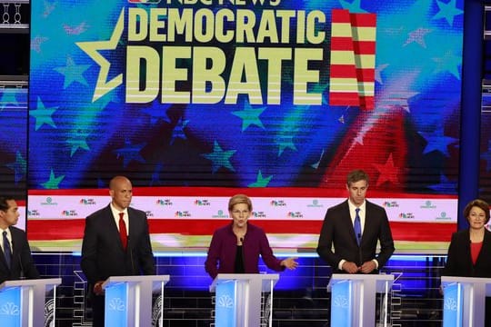 In Florida treten die ersten zehn demokratischen Kandidaten um die Präsidentschaftskandidatur in einer TV-Debatte gegeneinander an.